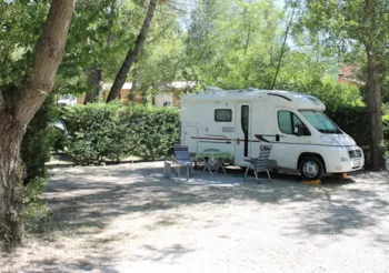 Stellplatz - Stellplatz Confort (Zelt, Wohnwagen, Wohnmobil / 1 Auto / Strom 10A) - Flower Camping La Rivière