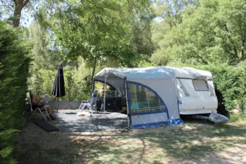 Stellplatz - Stellplatz Privilège (Zelt, Wohnwagen, Wohnmobil / 1 Auto / Strom 10A/Am Rande Des Teiches Van De Rivier) - Flower Camping La Rivière