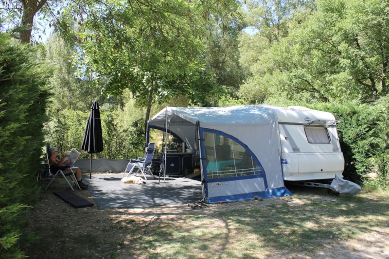 Stellplatz Privilège (Zelt, Wohnwagen, Wohnmobil / 1 Auto / Strom 10A/Am Rande des Teiches van de rivier)