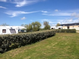 Kampeerplaats(en) - Basisprijs Comfortplaats (1 Tent, Caravan Of Camper / 1 Auto / Elektriciteit 6A) - Flower Camping Les Paludiers