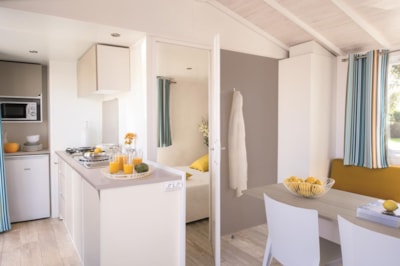 Mobile home Confort 29m² (2 bedrooms) + TV + Half-covered terrace