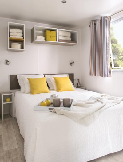 Mobile home Confort 29m² (2 bedrooms) + TV + Half-covered terrace