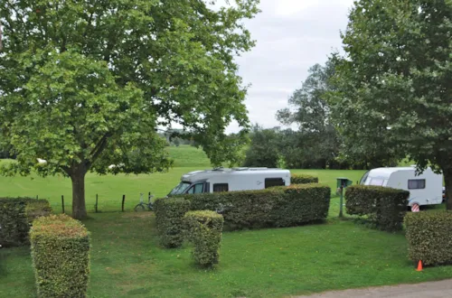 Stellplatz - Campingplatz Wohnwagen, Zelt + Strohm + Auto Oder Wohnmobil + 1St Small Tent + 2 Pers. Included - image n°3 - Camping Aux Rives du Soleil