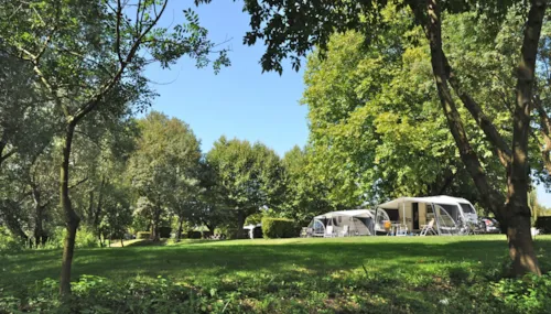 Stellplatz - Campingplatz Wohnwagen, Zelt + Strohm + Auto Oder Wohnmobil + 1St Small Tent + 2 Pers. Included - image n°7 - Camping Aux Rives du Soleil