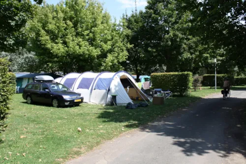 Stellplatz - Campingplatz Wohnwagen, Zelt + Strohm + Auto Oder Wohnmobil + 1St Small Tent + 2 Pers. Included - image n°4 - Camping Aux Rives du Soleil
