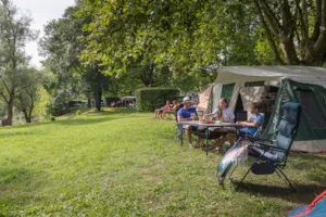 Emplacement - Campingplatz Wohnwagen, Zelt + Strohm + Auto oder Wohnmobil + 1st small tent + 2 pers. included - Camping Aux Rives du Soleil
