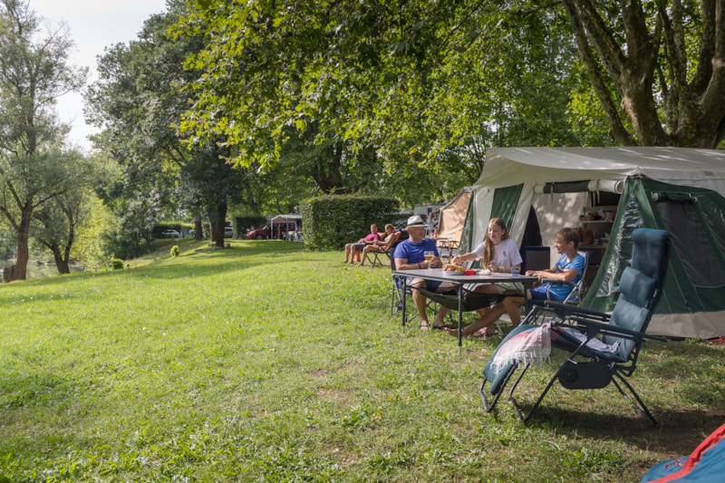 Campingplatz Wohnwagen, Zelt + Strohm + Auto oder Wohnmobil + 1st small tent + 2 pers. included