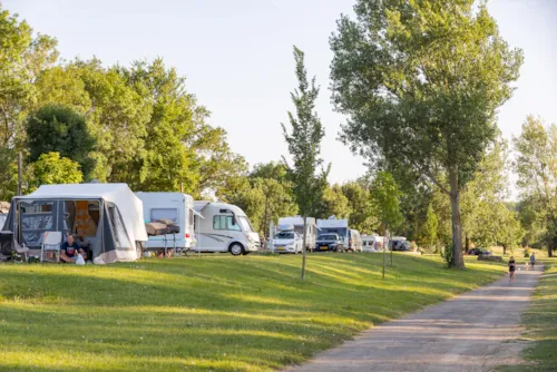 Stellplatz - Campingplatz Wohnwagen, Zelt + Strohm + Auto Oder Wohnmobil + 1St Small Tent + 2 Pers. Included - image n°9 - Camping Aux Rives du Soleil