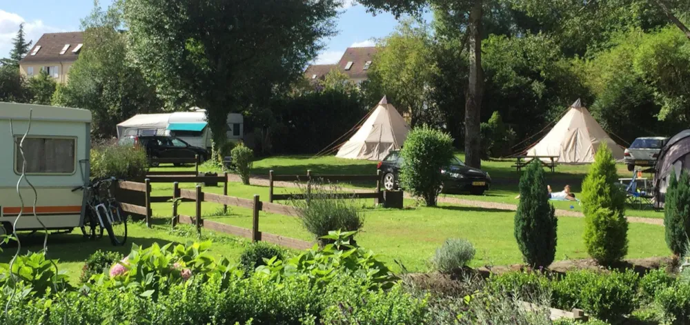 Emplacement - Forfait Confort (1 Véhicule + Tente/ Caravane / Camping-Car Électricité + Eau) - - Flower Camping de la Trye