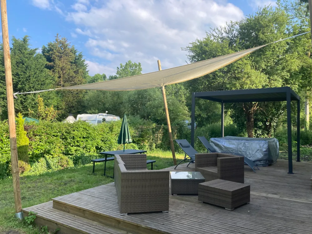 Location - Lodge De Luxe + Jacuzzi + Lits Faits + Serviettes + Kit Boissons Chaudes - 2/8 Pers. - Flower Camping de la Trye