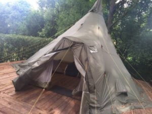 04-Tipi Sur Pilotis  18M2 (1Ch - 2/8Pers.) + Lits Faits + Kit Boisson