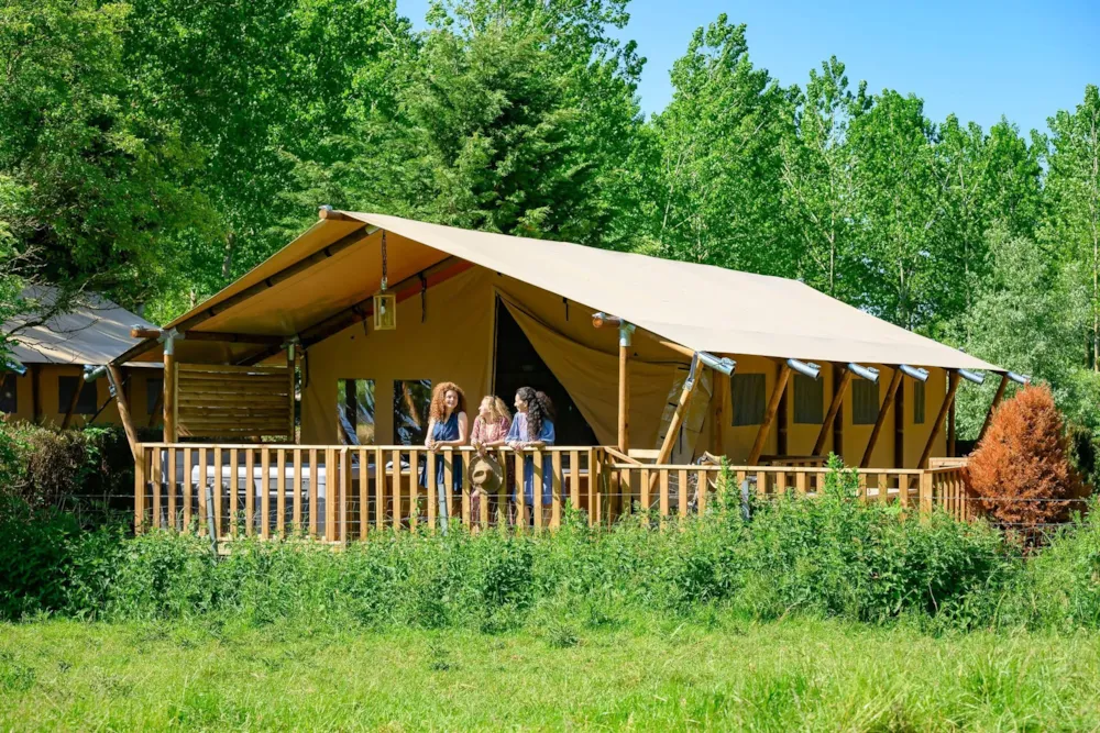 Location - 19-Tente Safari Xxl Deluxe Pilotis 50M2 (3Ch - 2/7 Pers.) + Jaccuzzi+Lits Faits+Serviettes+Boissons - Flower Camping de la Trye