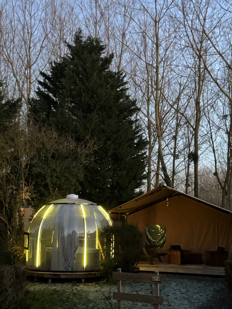 17-Tente Safari Woody Deluxe 30M2 (2Ch - 2/5 Pers.) + Jaccuzzi + Lits Faits + Serviette + Kit Boisso