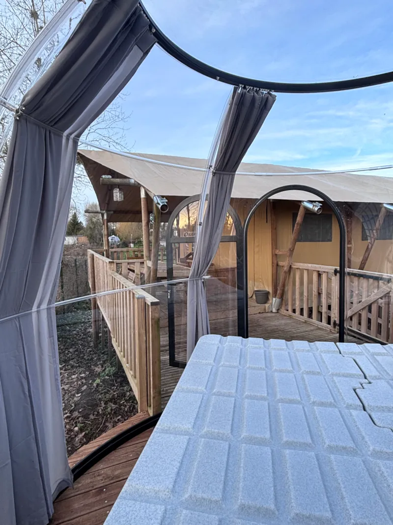 20-Tente Safari Xxl Deluxe Pilotis 50M2 (3Ch - 2/7 Pers.) +Spa Interieur+Litsfaits+Serviette+Boisson