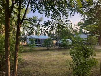 Stellplatz - 06 Stellplatz Xxl (+200M²)  Auto + Strom 6A - Camping Au Tylo Soleil 