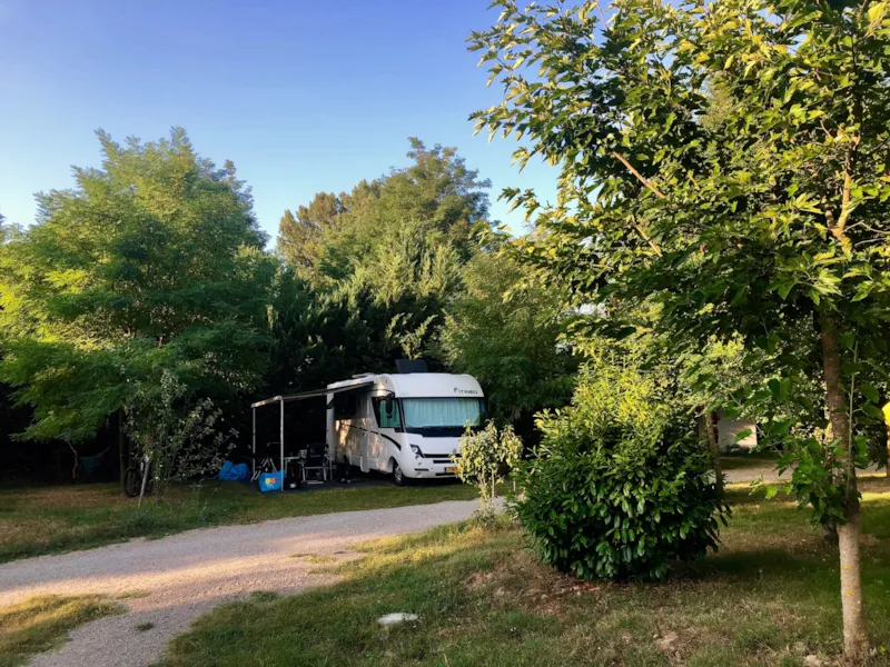 04 Emplacement Xl Véhicule + Électricité 6A +150M²