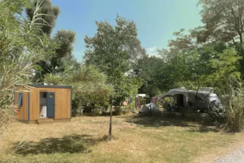 Stellplatz - 07 Empl. Xlpluxe Sanit.Privat Véhicule + Électricité 10A + Sanitaires/Cuisine Privée +150M² - Camping Au Tylo Soleil 