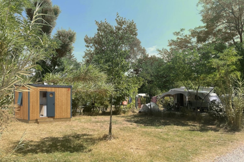 07 Empl. XLPLuxe Sanit.Privat véhicule + électricité 10A + Sanitaires/Cuisine privée +150m²