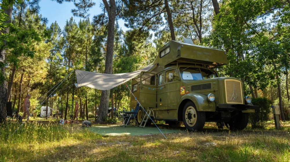 Espace : Emplacement Caravane Ou Camping Car (7 À 8.5M)