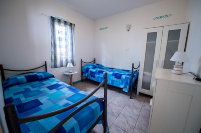 Bungalow Superior with air conditioning/heating, TV, hairdryer. — 2