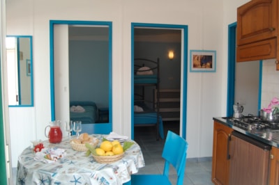 Bungalow Superior with air conditioning/heating, TV, hairdryer. — 3