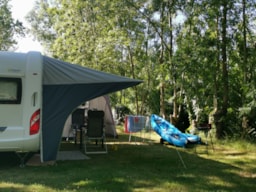 Stellplatz - Waterfront Pitch With 10A Electricity (1 Vehicle + 1 Tent/Caravan Or Motorhome/Van) - Camping Le Lidon