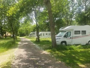 Stellplatz - Stellplatz Confort (Zelt, Wohnwagen, Wohnmobil / 1 Auto / Strom 10A) - Camping Le Lidon