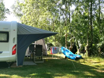 Stellplatz - Waterfront Pitch With 10A Electricity (1 Vehicle + 1 Tent/Caravan Or Motorhome/Van) - Camping Le Lidon