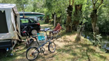 Stellplatz - Waterfront Pitch With 10A Electricity (1 Vehicle + 1 Tent/Caravan Or Motorhome/Van) - Camping Le Lidon