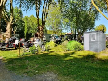 Stellplatz - 🌟Prestige-Stellplatz – Eigenes Bad! - Camping Couleurs d'Aunis