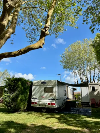 Stellplatz - 🌟Prestige-Stellplatz – Eigenes Bad - Camping Couleurs d'Aunis