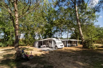 Stellplatz - Stellplatz Wohnwagen ** - Yukadi Village Le Logis