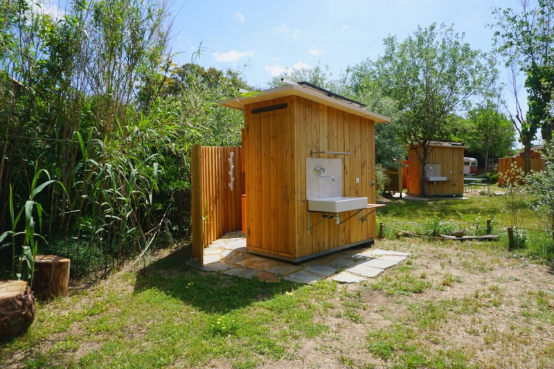 Stellplatz mit Duschhütte
