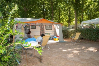 Pitch COMFORT + car + tent or caravan + electricity — 6