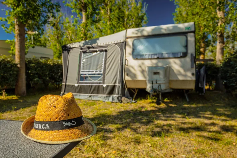 Emplacement Confort + 1 Voiture + Tente Ou Caravane + Électricité