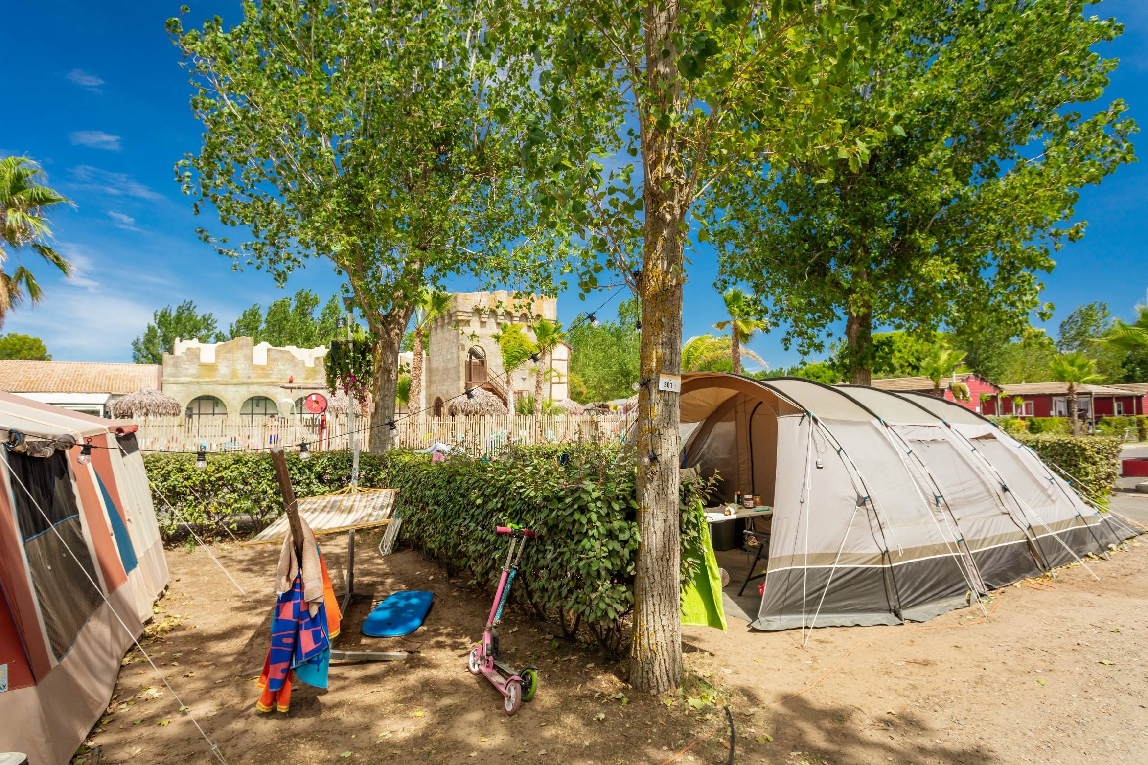 Emplacement - Emplacement Confort + 1 Voiture + Tente Ou Caravane + Électricité - Camping Club Californie Plage