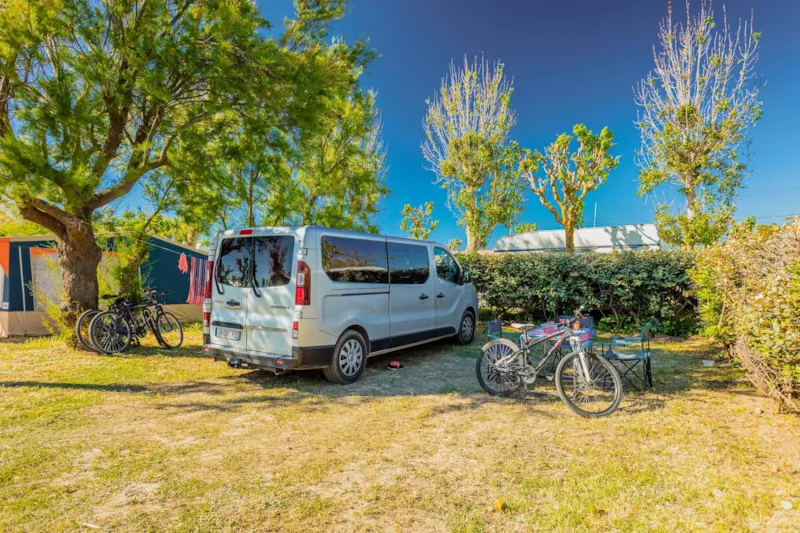 Emplacement Premium ≥ 95M² + 1 Voiture + Tente Ou Caravane + Électricité