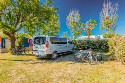 Pitch PREMIUM = 95m² + car + tent or caravan + electricity — 4