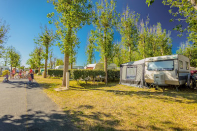 Pitch PREMIUM = 95m² + car + tent or caravan + electricity — 1