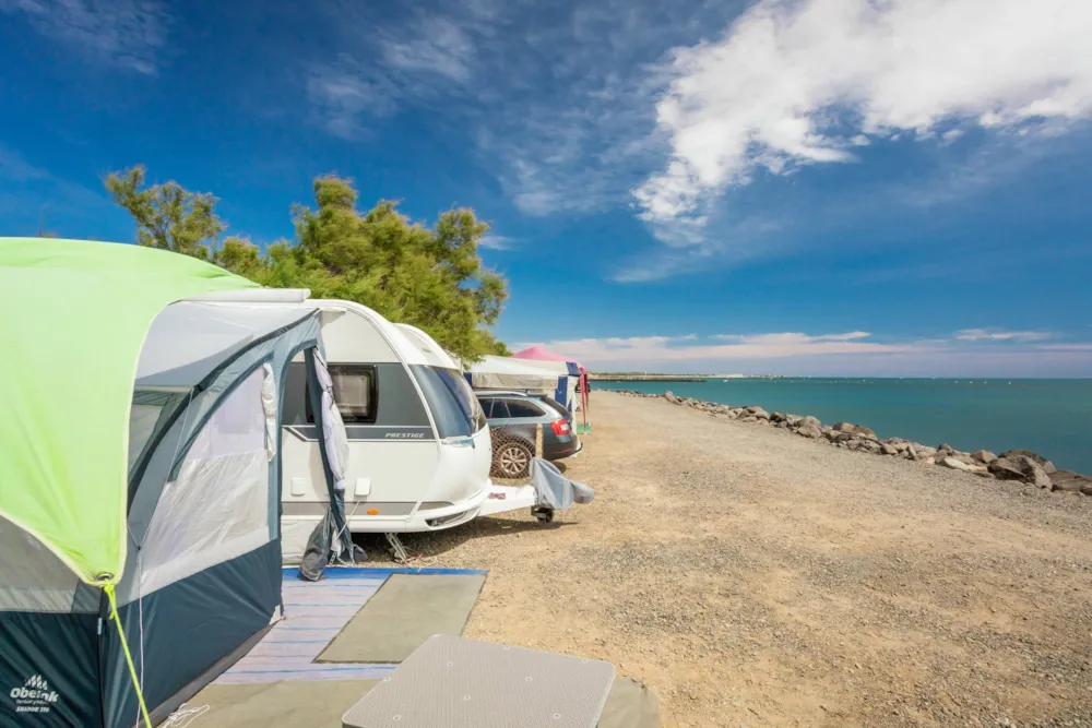 Pitch SEAVIEW + car + tent or caravan + electricity -