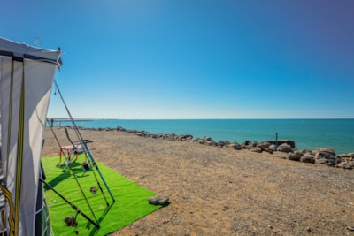 Pitch SEAVIEW + car + tent or caravan + electricity - — 2