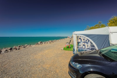 Pitch SEAVIEW + car + tent or caravan + electricity - — 8