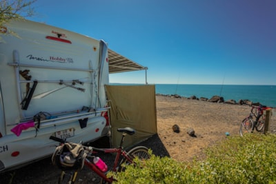 Pitch SEAVIEW + car + tent or caravan + electricity - — 6