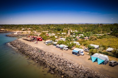 Pitch SEAVIEW + car + tent or caravan + electricity - — 7