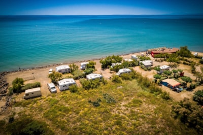 Pitch SEAVIEW + car + tent or caravan + electricity - — 4