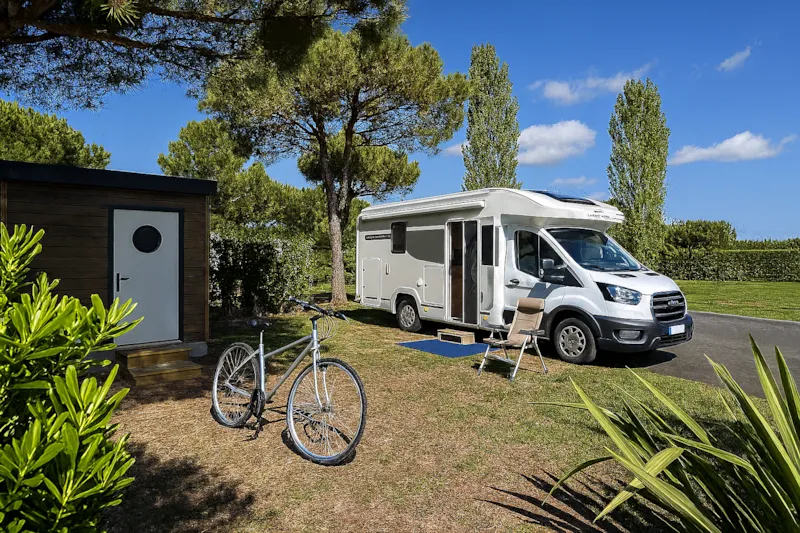 Emplacement Premium ≥ 95M² Avec Sanitaire Privé + 1 Voiture + Tente Ou Caravane + Électricité