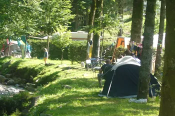 Stellplatz - Spezialbiwak Für Wanderer/Radfahrer: Wandern In Bewegung – Ohne Fahrzeug - Camping de Belle Hutte 