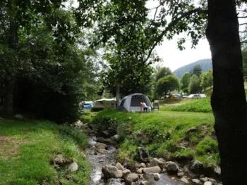 Stellplatz - Naturlage "Flussufer" - Strom Extra - Camping de Belle Hutte 