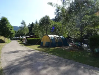 Stellplatz - Naturplatz - Strom Extra - Camping de Belle Hutte 