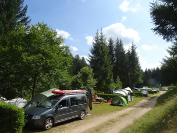 Stellplatz - Premium-Stellplatz Mit Eigenem Bad – 16A Strom - Camping de Belle Hutte 